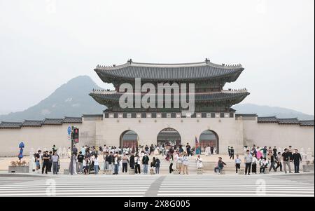 Séoul, Corée du Sud. 24 mai 2024. Les gens visitent la place Gwanghwamun à Séoul, Corée du Sud, le 24 mai 2024. Crédit : Yao Qilin/Xinhua/Alamy Live News Banque D'Images