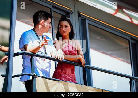 © SPORTPIXPRESS/MAXPPP, Monaco. 25 mai 2024. FORMULE 1 GRAND PRIX DE MONACO saint mleux (alexandra) est sur un balcon de l'équipe Ferrari pour voir son petit ami leclerc (charles) - (ferrari) lors de la séance d'essais libres 3 crédit : MAXPPP/Alamy Live News Banque D'Images