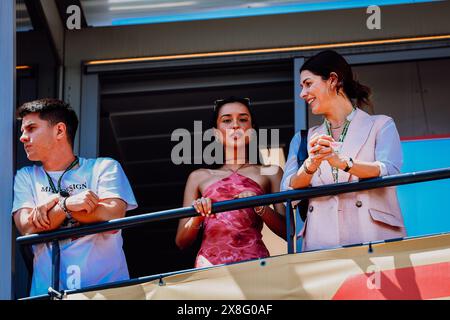 © SPORTPIXPRESS/MAXPPP, Monaco. 25 mai 2024. FORMULE 1 GRAND PRIX DE MONACO saint mleux (alexandra) est sur un balcon de l'équipe Ferrari pour voir son petit ami leclerc (charles) - (ferrari) lors de la séance d'essais libres 3 crédit : MAXPPP/Alamy Live News Banque D'Images