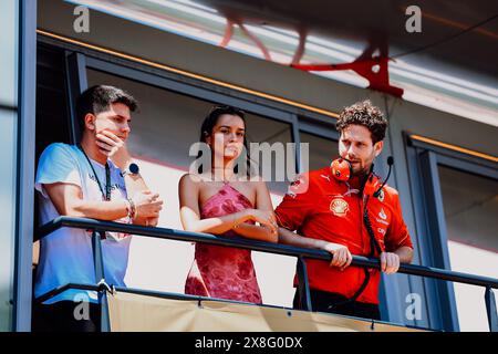 © SPORTPIXPRESS/MAXPPP, Monaco. 25 mai 2024. FORMULE 1 GRAND PRIX DE MONACO saint mleux (alexandra) est sur un balcon de l'équipe Ferrari pour voir son petit ami leclerc (charles) - (ferrari) lors de la séance d'essais libres 3 crédit : MAXPPP/Alamy Live News Banque D'Images