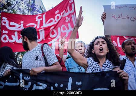 24 mai 2024 : Tunis, Tunisie. 24 mai 2024. Un grand rassemblement a lieu à Tunis pour protester contre la récente vague d'arrestations d'avocats et de journalistes par les autorités tunisiennes. Selon des sources locales, des centaines de Tunisiens ont défilé dans la capitale Tunis scandant des slogans contre le gouvernement tunisien et condamnant ''le gouvernement ciblant les voix dissidentes''. Ils ont également exigé la révocation du décret présidentiel 54 adopté en 2022 qui prétend lutter contre ''les fausses informations et les rumeurs'', mais selon les critiques a été utilisé pour étouffer la dissidence (crédit image : © Hasan mrad/Im Banque D'Images