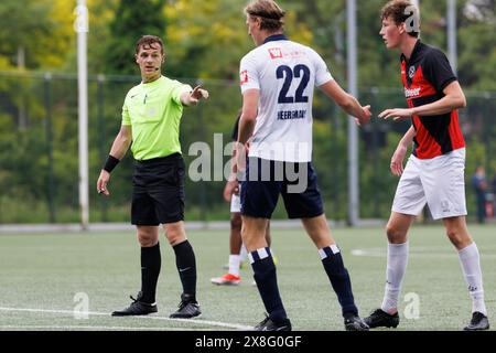 Haarlem, pays-Bas. 25 mai 2024. HAARLEM, 25-05-2024, Sportpark Spanjaardslaan, saison 2023/2024, football néerlandais Betnation Tweede Divisie. Arbitre Tim visser pendant le match Koninklijke HFC - Jong Almere City crédit : Pro Shots/Alamy Live News Banque D'Images