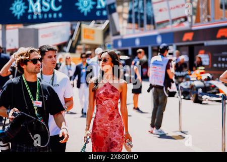 © SPORTPIXPRESS/MAXPPP, Monaco. 25 mai 2024. FORMULE 1 GRAND PRIX DE MONACO L'arrivée de saint mleux (alexandra) sur une pitlane à voir est le petit ami leclerc (charles) - (ferrari) lors de la séance d'essais libres 3 crédit : MAXPPP/Alamy Live News Banque D'Images