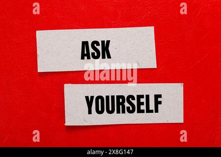 Posez-vous des mots écrits sur des morceaux de papier avec un fond rouge. Symbole conceptuel se poser. Copier l'espace. Banque D'Images