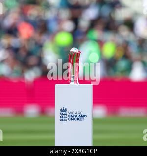 Birmingham, Royaume-Uni. 25 mai 2024. Le prix est présenté avant le 2e match Vitality IT20 entre l'Angleterre et le Pakistan à Edgbaston Cricket Ground, Birmingham, Angleterre, le 25 mai 2024. Photo de Stuart Leggett. Utilisation éditoriale uniquement, licence requise pour une utilisation commerciale. Aucune utilisation dans les Paris, les jeux ou les publications d'un club/ligue/joueur. Crédit : UK Sports pics Ltd/Alamy Live News Banque D'Images