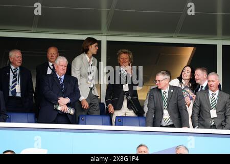 Chanteur et supporter celtique Rod Stewart (au centre) lors de la finale de la Scottish Gas Scottish Cup à Hampden Park, Glasgow. Date de la photo : samedi 25 mai 2024. Banque D'Images