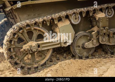 Détail d'un char américain de la guerre mondiale II Gros plan. Une piste de réservoir lorsqu'elle se déplace sur du sable. Banque D'Images