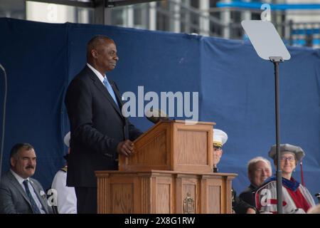 Annapolis, États-Unis. 24 mai 2024. U. S Secrétaire à la Défense Lloyd Austin, prononce le discours d'ouverture pendant le U. Cérémonie de remise des diplômes et de mise en service de l'Académie navale au Navy-Marine corps Memorial Stadium, le 24 mai 2024, à Annapolis, Maryland. Crédit : MC2 Sarah Thielen/U.S. Navy/Alamy Live News Banque D'Images