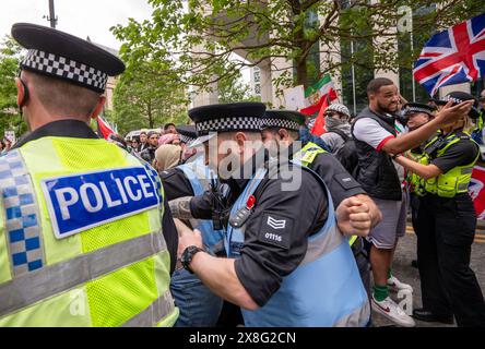 Les manifestants affrontent la police. Manifestation palestienne bloquée par une manifestation pro-israélienne. La manifestation palestienne a affronté la manifestation pro-israélienne sur la place Saint-Pierre du centre-ville de Manchester. La marche palestinienne a ensuite tenté de marcher sur la route Oxford Manchester, mais a été empêchée par la manifestation pro-Israël. La police est intervenue, les manifestants poussant mais étant tenus à l'écart. Finalement, la marche a été autorisée à passer avec la police gardant les deux côtés séparés. Certains policiers ont tiré leurs matraques et les ont utilisées pour contrôler la foule. Manchester Royaume-Uni. Photo : gary Roberts/worldwidefeatures.com Banque D'Images