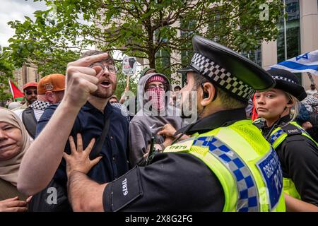 Les manifestants affrontent la police. Manifestation palestienne bloquée par une manifestation pro-israélienne. La manifestation palestienne a affronté la manifestation pro-israélienne sur la place Saint-Pierre du centre-ville de Manchester. La marche palestinienne a ensuite tenté de marcher sur la route Oxford Manchester, mais a été empêchée par la manifestation pro-Israël. La police est intervenue, les manifestants poussant mais étant tenus à l'écart. Finalement, la marche a été autorisée à passer avec la police gardant les deux côtés séparés. Certains policiers ont tiré leurs matraques et les ont utilisées pour contrôler la foule. Manchester Royaume-Uni. Photo : gary Roberts/worldwidefeatures.com Banque D'Images