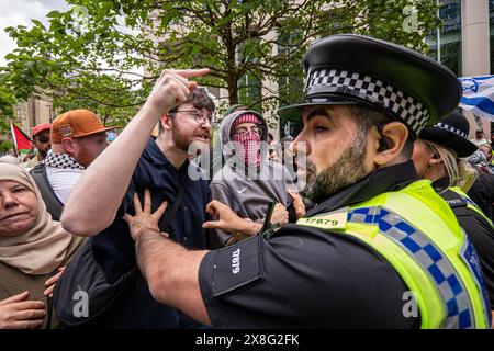 Les manifestants affrontent la police. Manifestation palestienne bloquée par une manifestation pro-israélienne. La manifestation palestienne a affronté la manifestation pro-israélienne sur la place Saint-Pierre du centre-ville de Manchester. La marche palestinienne a ensuite tenté de marcher sur la route Oxford Manchester, mais a été empêchée par la manifestation pro-Israël. La police est intervenue, les manifestants poussant mais étant tenus à l'écart. Finalement, la marche a été autorisée à passer avec la police gardant les deux côtés séparés. Certains policiers ont tiré leurs matraques et les ont utilisées pour contrôler la foule. Manchester Royaume-Uni. Photo : gary Roberts/worldwidefeatures.com Banque D'Images