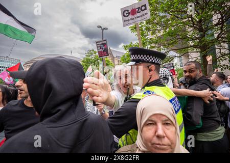 Les manifestants affrontent la police. Manifestation palestienne bloquée par une manifestation pro-israélienne. La manifestation palestienne a affronté la manifestation pro-israélienne sur la place Saint-Pierre du centre-ville de Manchester. La marche palestinienne a ensuite tenté de marcher sur la route Oxford Manchester, mais a été empêchée par la manifestation pro-Israël. La police est intervenue, les manifestants poussant mais étant tenus à l'écart. Finalement, la marche a été autorisée à passer avec la police gardant les deux côtés séparés. Certains policiers ont tiré leurs matraques et les ont utilisées pour contrôler la foule. Manchester Royaume-Uni. Photo : gary Roberts/worldwidefeatures.com Banque D'Images