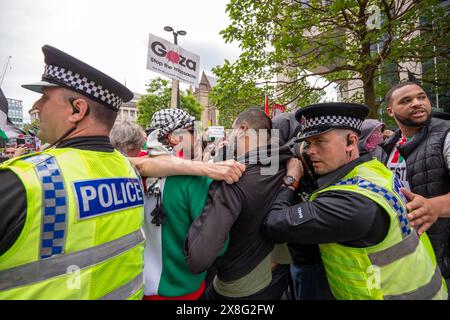 Les manifestants affrontent la police. Manifestation palestienne bloquée par une manifestation pro-israélienne. La manifestation palestienne a affronté la manifestation pro-israélienne sur la place Saint-Pierre du centre-ville de Manchester. La marche palestinienne a ensuite tenté de marcher sur la route Oxford Manchester, mais a été empêchée par la manifestation pro-Israël. La police est intervenue, les manifestants poussant mais étant tenus à l'écart. Finalement, la marche a été autorisée à passer avec la police gardant les deux côtés séparés. Certains policiers ont tiré leurs matraques et les ont utilisées pour contrôler la foule. Manchester Royaume-Uni. Photo : gary Roberts/worldwidefeatures.com Banque D'Images