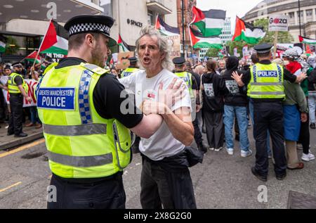 Les manifestants affrontent la police. Manifestation palestienne bloquée par une manifestation pro-israélienne. La manifestation palestienne a affronté la manifestation pro-israélienne sur la place Saint-Pierre du centre-ville de Manchester. La marche palestinienne a ensuite tenté de marcher sur la route Oxford Manchester, mais a été empêchée par la manifestation pro-Israël. La police est intervenue, les manifestants poussant mais étant tenus à l'écart. Finalement, la marche a été autorisée à passer avec la police gardant les deux côtés séparés. Certains policiers ont tiré leurs matraques et les ont utilisées pour contrôler la foule. Manchester Royaume-Uni. Photo : gary Roberts/worldwidefeatures.com Banque D'Images