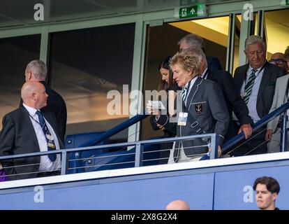 25 mai 2024 ; Hampden Park, Glasgow, Écosse : finale de la Coupe d'Écosse de football, Celtic versus Rangers ; Rod Stewart prend place avant le match crédit : action plus Sports images/Alamy Live News Banque D'Images