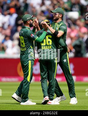 Shaheen Shah Afridi du Pakistan (à droite) célèbre la prise du Phil Salt de Birmingham, en Angleterre. Date de la photo : samedi 25 mai 2024. Banque D'Images