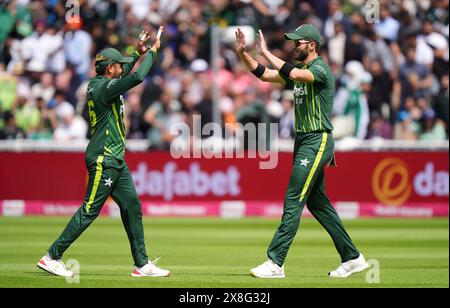 Shaheen Shah Afridi du Pakistan (à droite) célèbre la prise du Phil Salt de Birmingham, en Angleterre. Date de la photo : samedi 25 mai 2024. Banque D'Images