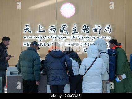 Lhassa. 24 mai 2024. Les touristes font la queue pour acheter des cartes postales dans un bureau de poste à thème dans un camp de base du mont Qomolangma dans la région autonome de Xizang, au sud-ouest de la Chine, le 24 mai 2024. Le parc national du Mont Qomolangma est entré dans la haute saison touristique. Du 1er janvier au 20 mai de cette année, le site pittoresque du Mont Qomolangma a reçu environ 136 000 touristes. Crédit : Ding Ting/Xinhua/Alamy Live News Banque D'Images