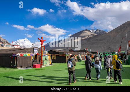 Lhassa. 24 mai 2024. Les touristes marchent dans un camp de base du mont Qomolangma dans la région autonome de Xizang, au sud-ouest de la Chine, le 24 mai 2024. Le parc national du Mont Qomolangma est entré dans la haute saison touristique. Du 1er janvier au 20 mai de cette année, le site pittoresque du Mont Qomolangma a reçu environ 136 000 touristes. Crédit : Sun Fei/Xinhua/Alamy Live News Banque D'Images