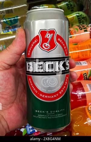 Die Brauerei Beck GmbH und Co KG ist eine Brauerei mit Sitz, Brême. SIE stellt unter dem Markennamen Becks Biere und Biermischgetränke für den internationalen Markt Her. 2002 wurde sie von der belgischen Interbrew-Gruppe aufgekauft. 2004 entstand aus den Unternehmen Interbrew und Companhia de Bebidas das Americas - kurz AmBev mit InBev der grösste Brauereikonzern der Welt. AUS dem Zusammenschluss von InBev und Anheuser-Busch wurde Ende 2008 die Firma Anheuser-Busch InBev. Foto : Becks Bier, Bierdose *** Brauerei Beck GmbH und Co KG est une brasserie basée à Brême qui produit des bières et des mélanges de bières Banque D'Images