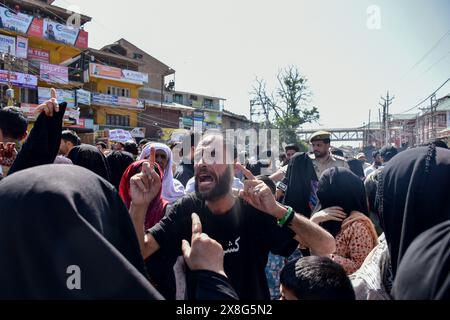 Anantnag, Inde. 25 mai 2024. Les partisans du Parti démocratique du peuple (PDP) crient des slogans, lors de la sixième phase des élections générales, à Anantnag, à environ 70 km de Srinagar. Crédit : SOPA images Limited/Alamy Live News Banque D'Images