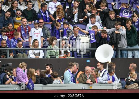 Anderlecht, Belgique. 25 mai 2024. Fans et supporters d'Anderlecht photographiés lors d'un match de football féminin entre le RSC Anderlecht et les KRC Genk Ladies lors de la 10 ème et dernière journée des play offs de la saison 2023 - 2024 de la Super League belge des femmes du Lotto, le samedi 25 mai 2024 à Anderlecht, Belgique . Crédit : Sportpix/Alamy Live News Banque D'Images