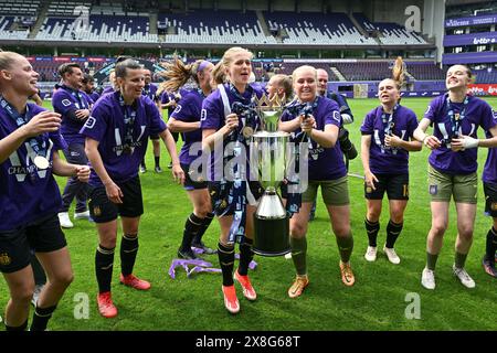 Anderlecht, Belgique. 25 mai 2024. Joueurs d'Anderlecht avec Laura de Neve (8) d'Anderlecht, Ludmila Matavkova (19) d'Anderlecht, la gardienne de but Milla Majasaari (1) d'Anderlecht célébrant après avoir remporté le championnat après un match de football féminin entre le RSC Anderlecht et les KRC Genk Ladies lors de la 10 e et dernière journée des play offs de la saison 2023 - 2024 de la Super League belge des femmes du loto, le samedi 25 mai 2024 à Anderlecht, Belgique . Crédit : Sportpix/Alamy Live News Banque D'Images
