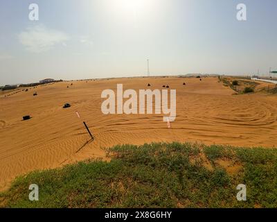 Photographie de VTT conduisant à travers le désert rouge des Émirats arabes Unis près de Dubaï pendant la journée ensoleillée du printemps Banque D'Images