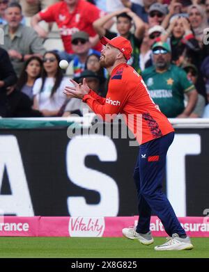 L'anglais Phil Salt attrape le pakistanais Saim Ayub, lors du deuxième match IT20 à Edgbaston, Birmingham. Date de la photo : samedi 25 mai 2024. Banque D'Images