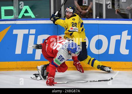 Prague, République tchèque. 25 mai 2024. Libor HAJEK (55), de la République tchèque, et MARCUS PETTERSSON (28), de la Suède, lors de la demi-finale du Championnat mondial de hockey sur glace 2024 de l’IIHF opposant la Suède à la République tchèque à l’aréna O2 à Prague, en République tchèque, le 25 mai 2024. (Crédit image : © Slavek Ruta/ZUMA Press Wire) USAGE ÉDITORIAL SEULEMENT! Non destiné à UN USAGE commercial ! Banque D'Images