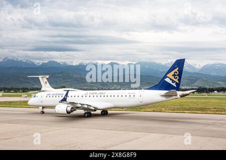 Air Astana avion prêt à décoller par une belle journée d'été 2017 à l'aérodrome d'Almaty à côté des montagnes du Nord Tien-Shan Banque D'Images