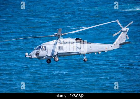 Hélicoptère SH60B de la Marine espagnole survolant la baie de Gijon, Asturies. Banque D'Images