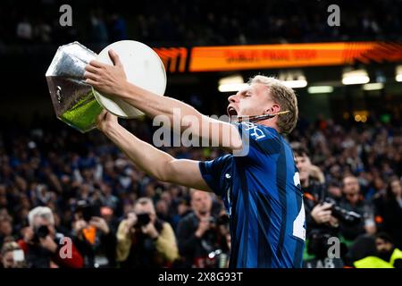 Dublin, Irlande. 22 mai 2024. Mitchel Bakker d'Atalanta BC lève le trophée lors de la cérémonie de remise des prix qui suit le match final de l'UEFA Europa League entre Atalanta BC et Bayer 04 Leverkusen. Crédit : Nicolò Campo/Alamy Live News Banque D'Images