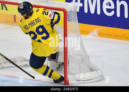 Prague, République tchèque. 25 mai 2024. PONTUS HOLMBERG, de Suède, lors de la demi-finale du Championnat mondial de hockey sur glace 2024 de l’IIHF opposant la Suède à la République tchèque à l’aréna O2 à Prague, en République tchèque, le 25 mai 2024. (Crédit image : © Slavek Ruta/ZUMA Press Wire) USAGE ÉDITORIAL SEULEMENT! Non destiné à UN USAGE commercial ! Banque D'Images