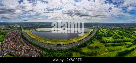 Image aérienne des réservoirs Audenshaw et de la rocade extérieure M60 Manchester à côté. Banque D'Images