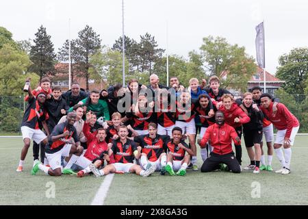 Haarlem, pays-Bas. 25 mai 2024. HAARLEM, 25-05-2024, Sportpark Spanjaardslaan, saison 2023/2024, football néerlandais Betnation Tweede Divisie. Jong Almere City FC célébrant rester debout après le match Koninklijke HFC - Jong Almere City 0-2 crédit : Pro Shots/Alamy Live News Banque D'Images