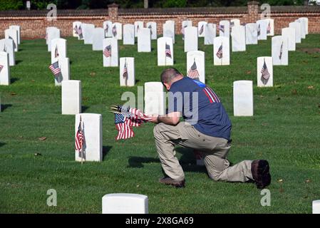 Raleigh, Caroline du Nord, États-Unis, 25 mai 2024; les bénévoles placent des drapeaux sur les pierres tombales de 6 000 au cimetière national de Raleigh avant le jour férié du Memorial Day. L'événement annuel, organisé par la Raleigh American Legion, honore les hommes et les femmes américains qui ont servi dans l'armée américaine en temps de paix et de guerre. Le cimetière national de Raleigh comprend les tombes des militaires de la guerre civile aux guerres d'Irak et d'Afghanistan. Credit d Guest Smith / Alamy Live News Banque D'Images