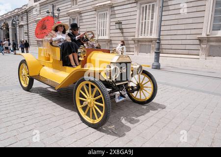 Réunions de voitures anciennes et anciennes à Madrid tenues sur la Plaza de Oriente du Palais Royal de Madrid, 25 mai 2024, Espagne Banque D'Images