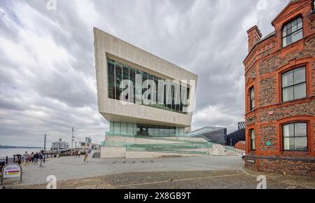 Le bâtiment du Musée de Liverpool sur le front de mer, Liverpool, Merseyside, Royaume-Uni le 20 mai 2024 Banque D'Images