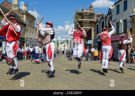 Chippenham, Wiltshire, Royaume-Uni, 25 mai 2024. Les membres des Tinners Morris du Devon sont photographiés en train de divertir la foule pendant la journée d'ouverture du festival folklorique Chippenham 2024. Crédit : Lynchpics/Alamy Live News Banque D'Images