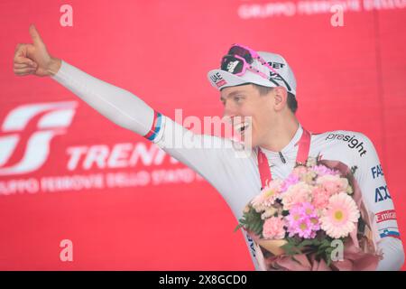 25 mai 2024, Bassano del Grappa, Italie ; UCI Tour of Italy Giro d'Italia Road Cycling Race, étape 20 Alpago à Bassano del Grappa ; Tadej Pogacar (SLO) UAE Team Emirates garde son maillot rose de leader avant la finale stgae à Rome. Banque D'Images