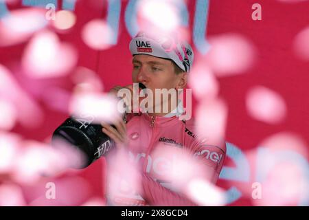 25 mai 2024, Bassano del Grappa, Italie ; UCI Tour of Italy Giro d'Italia Road Cycling Race, étape 20 Alpago à Bassano del Grappa ; Tadej Pogacar (SLO) UAE Team Emirates garde son maillot rose de leader avant la finale stgae à Rome. Banque D'Images