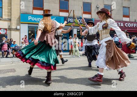 Chippenham, Wiltshire, Royaume-Uni, 25 mai 2024. Les membres du Steampunk Morris du Kent sont photographiés en train de divertir la foule pendant la journée d'ouverture du festival folklorique Chippenham 2024. Crédit : Lynchpics/Alamy Live News Banque D'Images