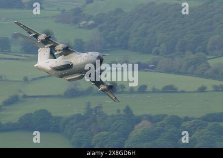 RAF A400M lors d'une sortie d'entraînement à bas niveau dans la vallée de la Wye Banque D'Images