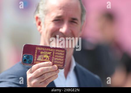 Bassano Del Grappa, Italie. 25 mai 2024. © Pierre Teyssot/MAXPPP ; Giro d'Italia 2024 UCI Cycling course - étape 20. Bassano del Grappa, Italie, le 25 mai 2024. Étape 20 de 184 km d'Alpago à Bassano del Grappa. Luca Zaia (Président de la région de Venise/Vénétie) montre son mobile avec le logo de la Vénétie. © Pierre Teyssot/Maxppp crédit : MAXPPP/Alamy Live News Banque D'Images