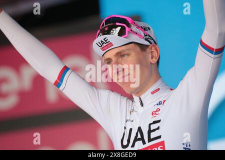 25 mai 2024, Bassano del Grappa, Italie ; UCI Tour of Italy Giro d'Italia Road Cycling Race, étape 20 Alpago à Bassano del Grappa ; Tadej Pogacar (SLO) UAE Team Emirates garde son maillot rose de leader avant la dernière étape à Rome. Banque D'Images