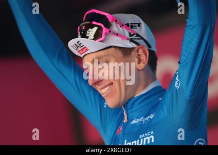 25 mai 2024, Bassano del Grappa, Italie ; UCI Tour of Italy Giro d'Italia Road Cycling Race, étape 20 Alpago à Bassano del Grappa ; Tadej Pogacar (SLO) UAE Team Emirates garde son maillot rose de leader avant la dernière étape à Rome. Banque D'Images