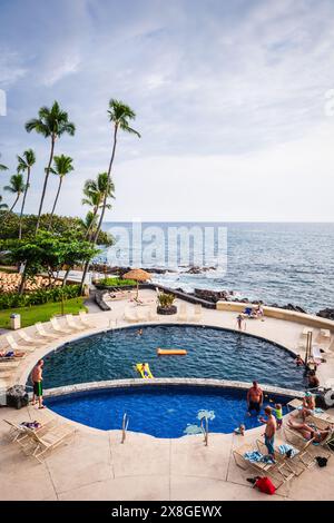 Royal Kona Resort Pool - Hawaii (Big Island,) HI États-Unis - 27 octobre 2016 : les touristes se détendent au bord d'une piscine irculaire face à l'océan au Royal Kona Resort Hotel Banque D'Images