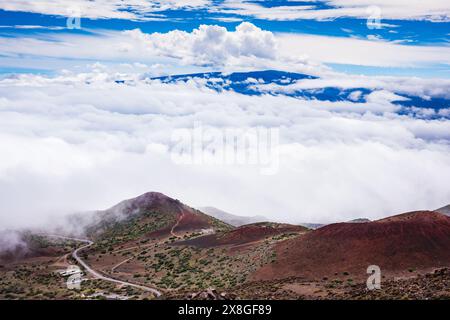 Vue aérienne du centre d'information touristique du centre d'astronomie internationale d'Onizuka au parc national des volcans d'Hawaï avec des terres couvertes de couches Banque D'Images