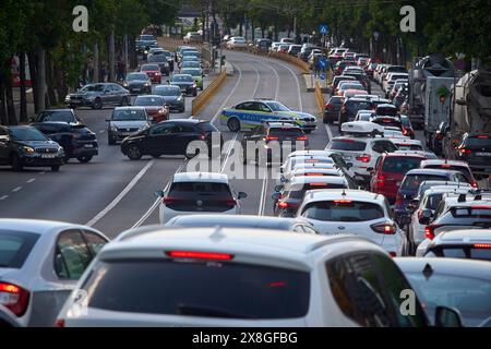 Bucarest, Roumanie - 24 mai 2024 : voitures en circulation à l'heure de pointe sur un boulevard à Bucarest. Banque D'Images